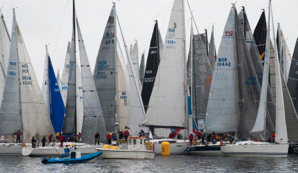 Regattabåter stille før start i ferdern